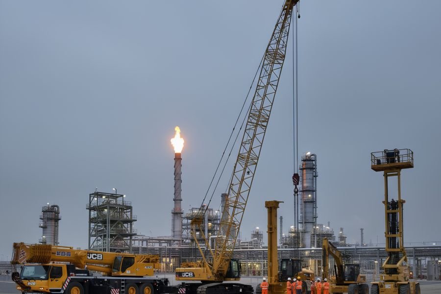 Cranes and lifting equipment mobilised to an oil and gas project